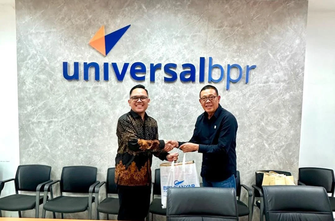 Foto :&nbsp;Direktur Utama BPR Gianyar Partasedana, I Wayan Nasib memberikan cindramata kepada perwakilan BPR Universal.
